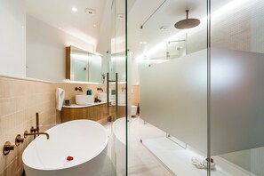 Suite – deluxe | Minibar, safe på rommet og blendingsgardiner