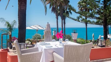 FrĂŒhstĂŒck, Mittagessen, mediterrane KĂŒche, Speisen im Freien