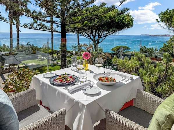 Petit déjeuner et déjeuner servis sur place, restauration en plein air 