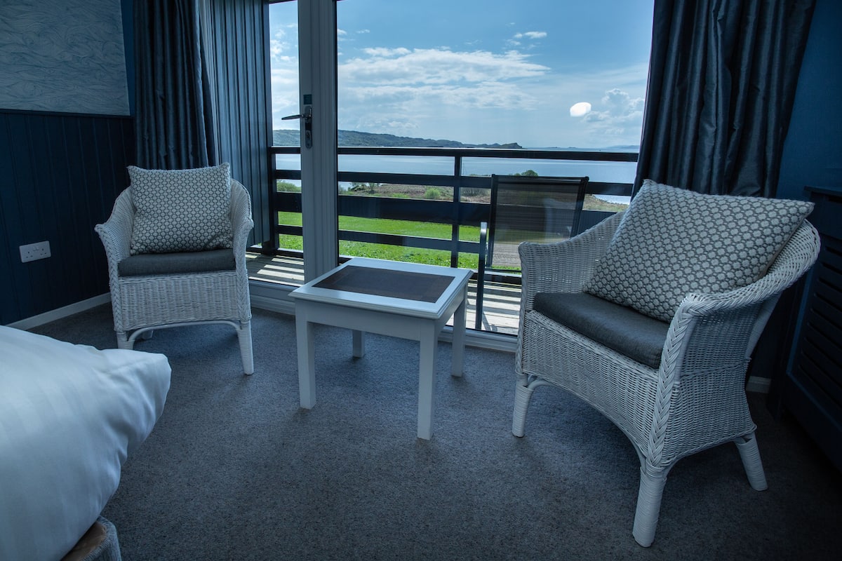 1 bedroom, premium bedding, individually furnished, desk