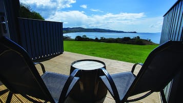 Ropa de cama de alta calidad, muebles diferentes y escritorio