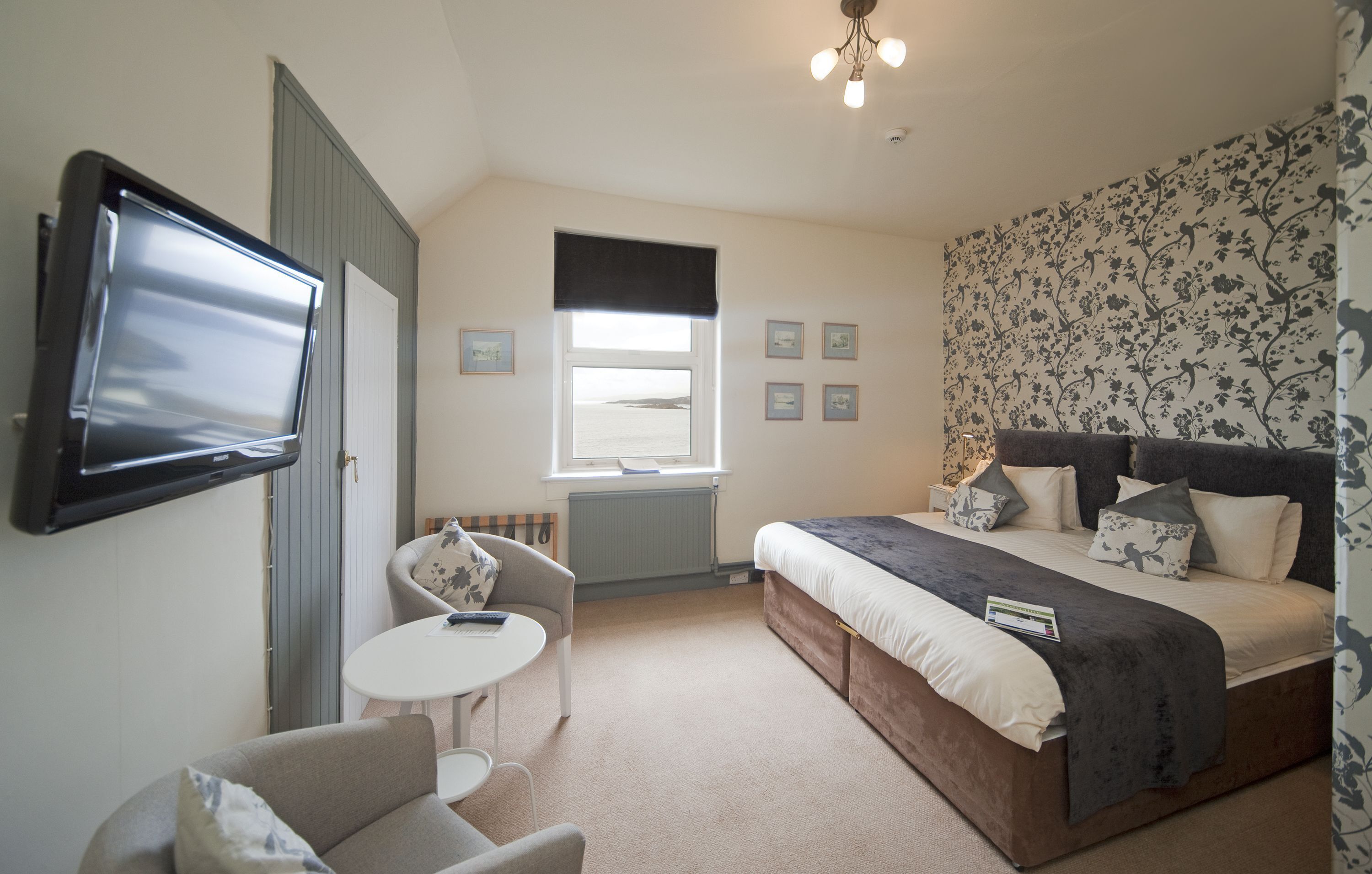 高档床上用品、特色家居、办公桌、遮光窗帘