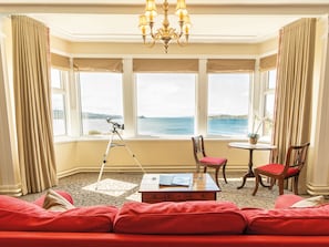 Ropa de cama de alta calidad, muebles diferentes y escritorio