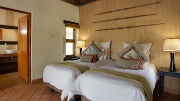 Twin kamer | Een minibar, een kluis op de kamer, een laptopwerkplek