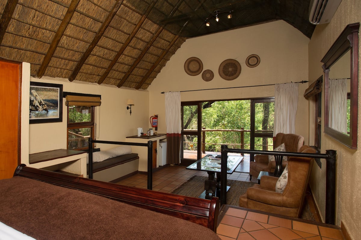 Luxury Room | Minibar, in-room safe, laptop workspace, iron/ironing board