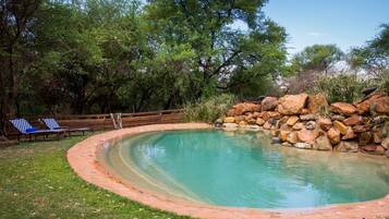 2 buitenzwembaden, parasols bij het zwembad en ligstoelen