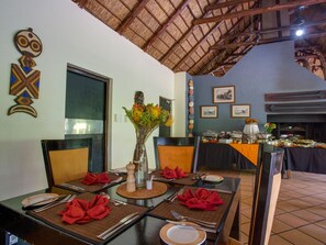 Frukost, lunch och middag serveras