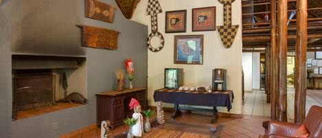 Un cuarto acogedor con chimenea, muebles de madera y decoración en las paredes.