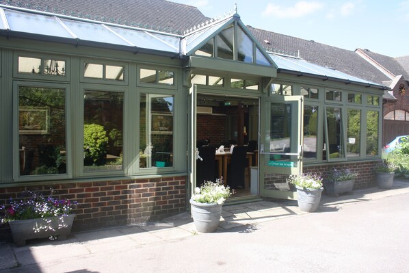 Breakfast, lunch and dinner served - Marsh Farm Hotel (Swindon)