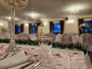 Indoor wedding - Marsh Farm Hotel (Swindon)