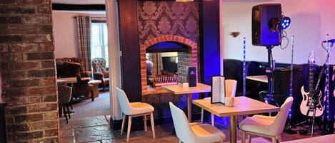 早餐,供應午餐和晚餐