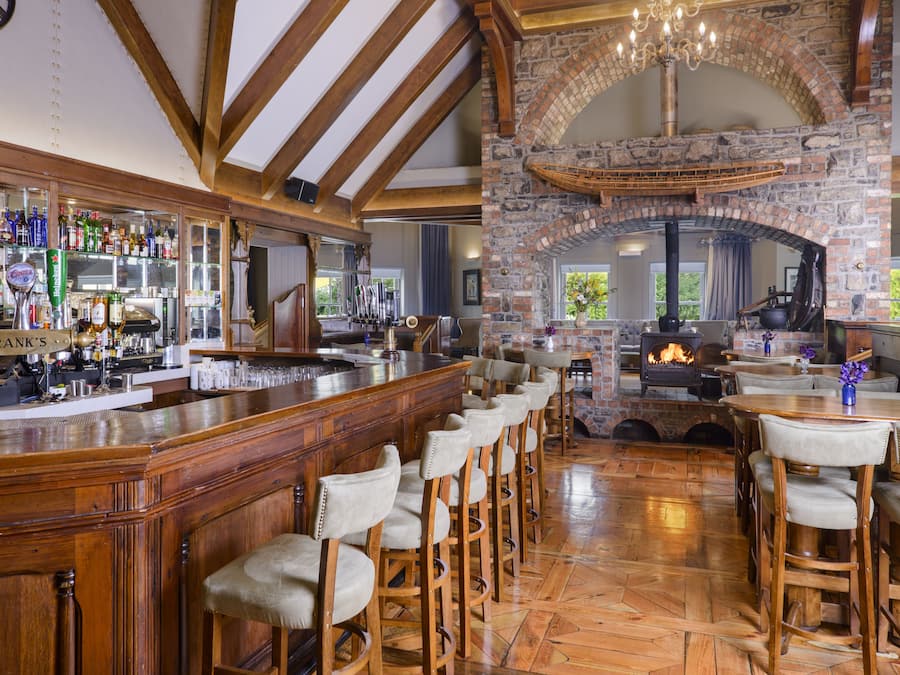 مطعم بإطلالات على الحديقة، يقدم الغداء والعشاء