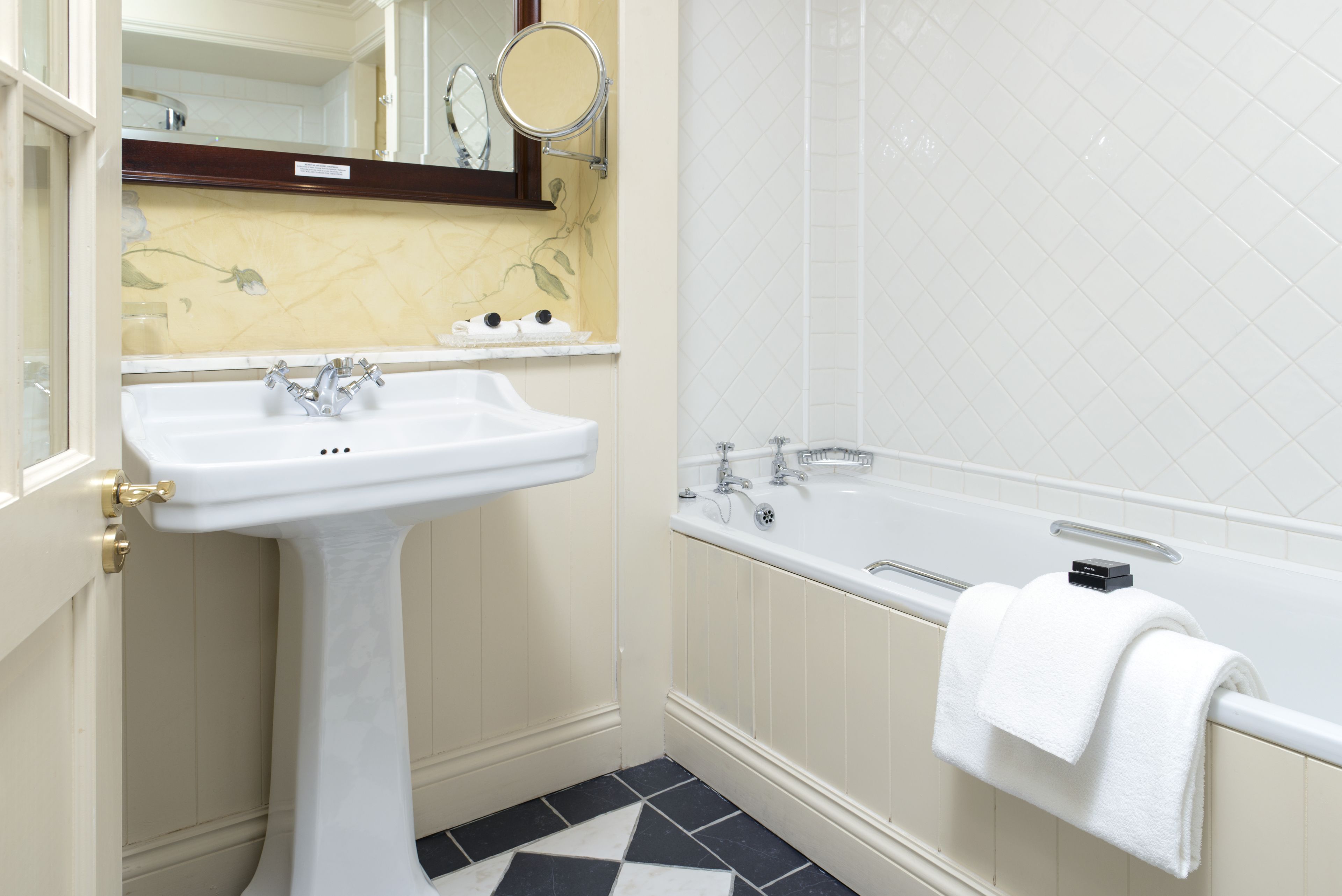 combined shower/bathtub, eco-friendly toiletries, hair dryer, towels