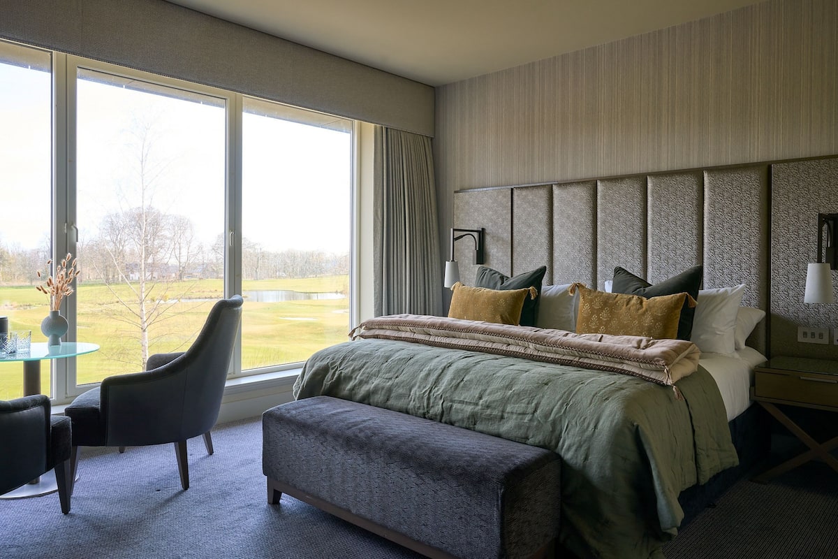 Estate Superior Room | Bộ trải giường bằng vải Frette của Ý, bộ đồ giường cao cấp