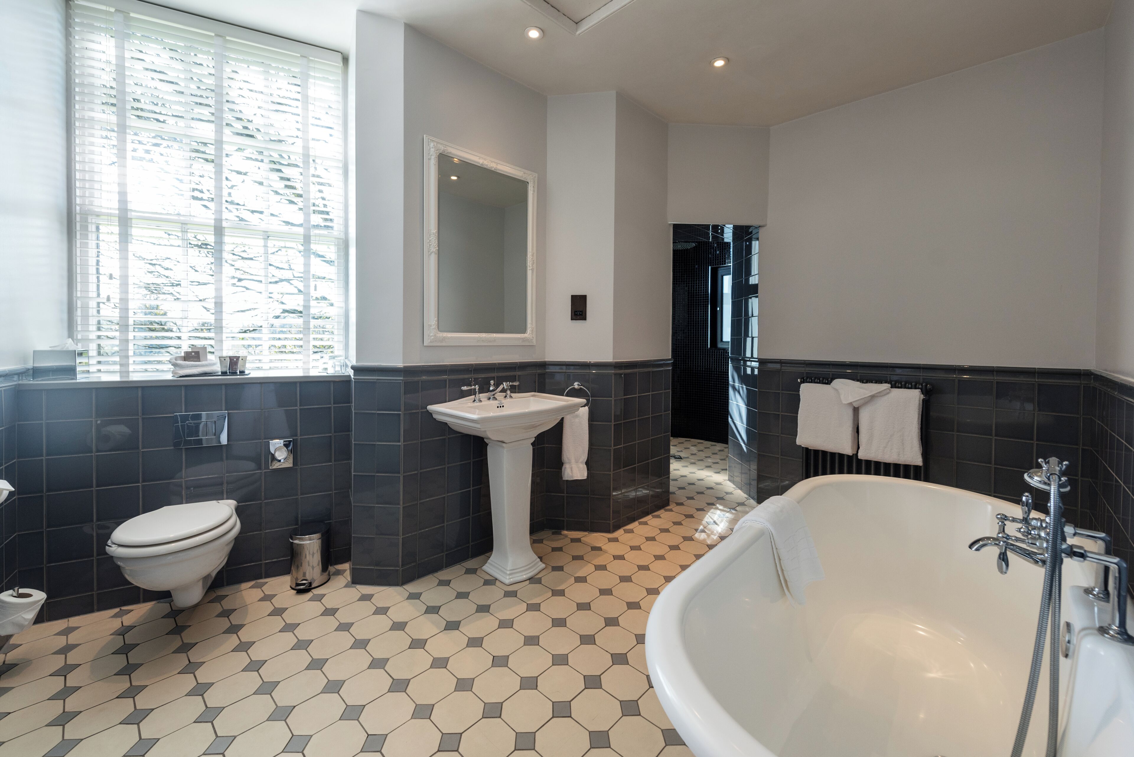 Un baño moderno con inodoro, lavabo y bañera.