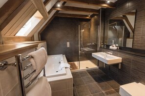 Stable King Room | Bathroom - Meldrum House Country Hotel & Golf Course (Inverurie)