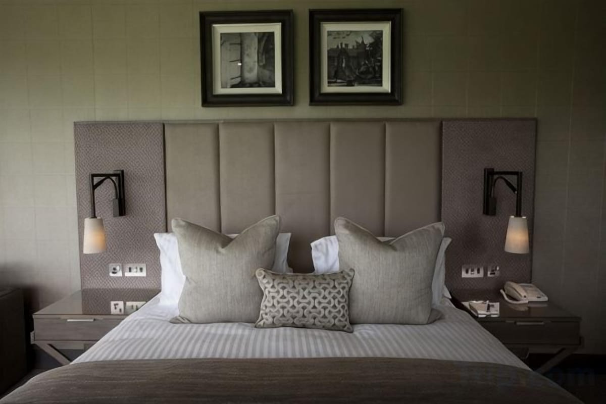 Frette Italian sheets, premium bedding, in-room safe, desk