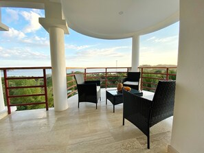 Condo de diseñador, 2 camas Queen size, vista al océano, frente al mar | Balcón