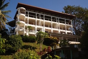 Vista frontal de la propiedad