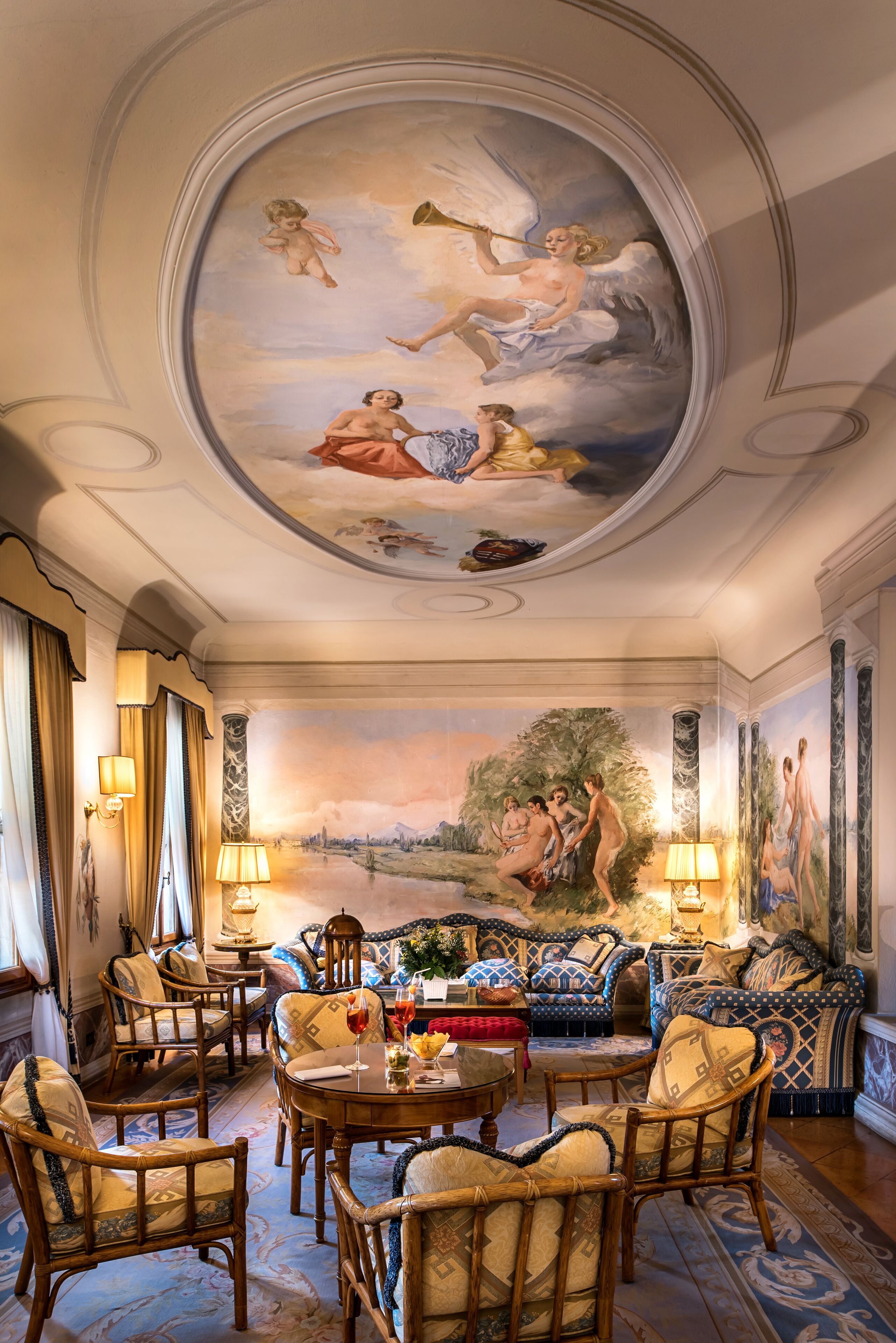 Coin salon dans le hall