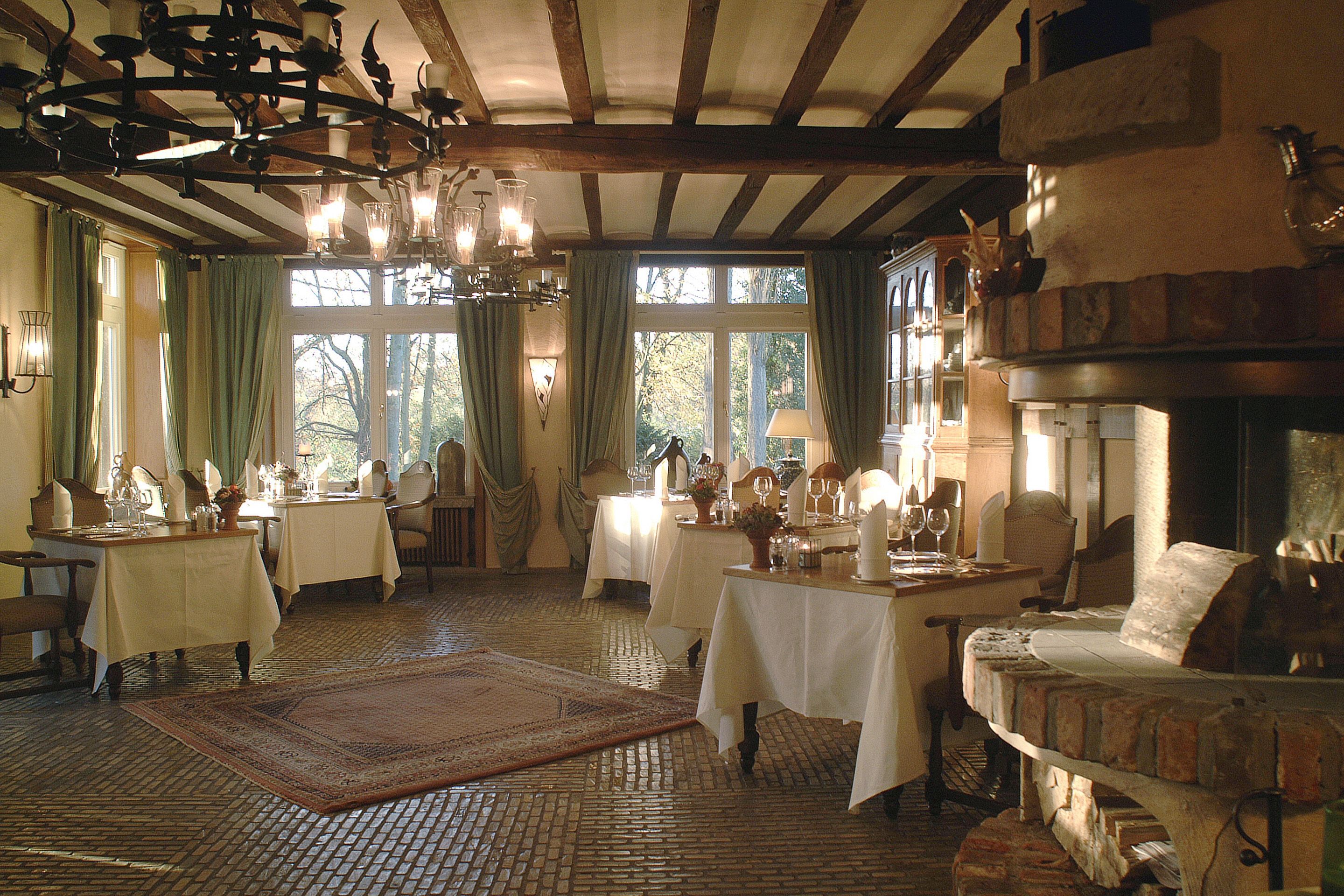 供應午餐和晚餐，國際料理