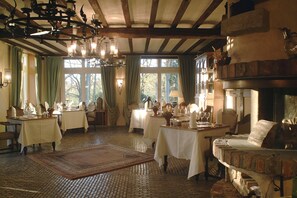 Déjeuner et dîner servis sur place, spécialités Cuisine internationale