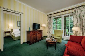 Suite | Hypo-allergenic bedding, down comforters, free minibar items