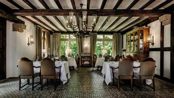 Der serveres frokost, aftensmad og internationale retter