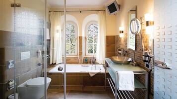 Quarto casal | Banheiro | Produtos de toalete grátis, secador de cabelo, roupões de banho