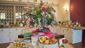 Free daily buffet breakfast