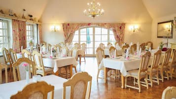 Breakfast, lunch, dinner served; German cuisine