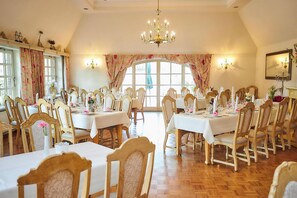 Breakfast, lunch, dinner served; German cuisine  - Flair Hotel Neeth (Lehmkuhlen)