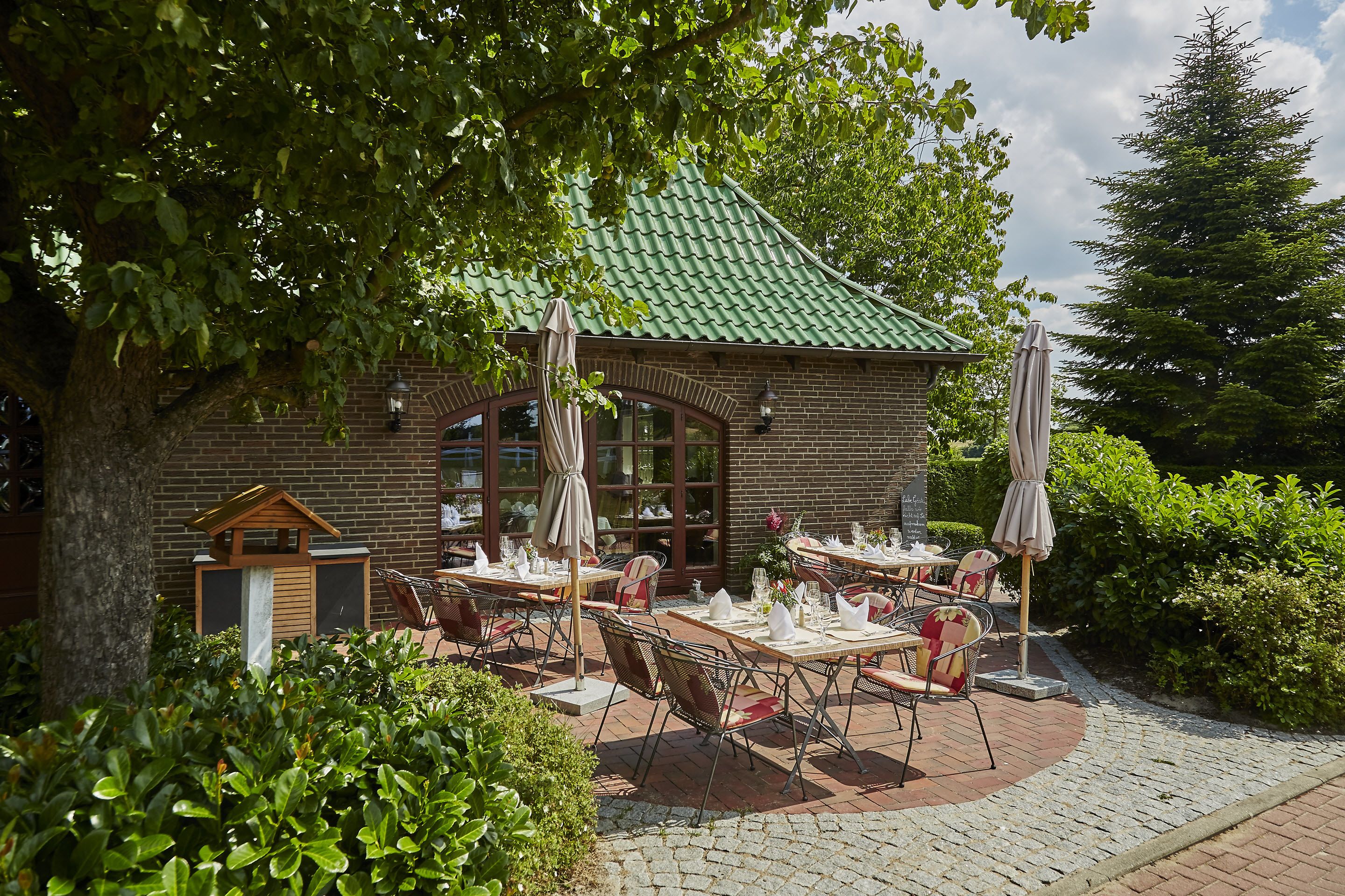 Serveert ontbijt, lunch, diner, Duitse gerechten 