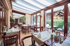 供应早餐、午餐和晚餐，德国菜