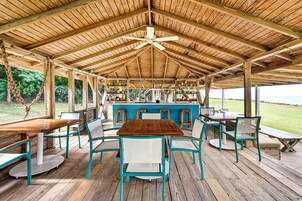 3 restaurantes, com serviço de almoço e jantar; culinária caribenha