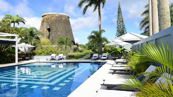 Piscine extérieure, parasols de plage, chaises longues