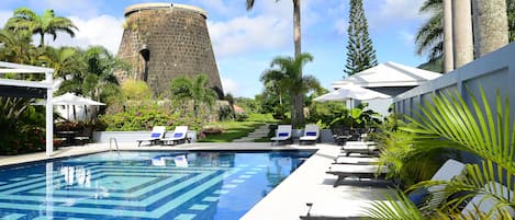 Piscine extérieure, parasols de plage, chaises longues