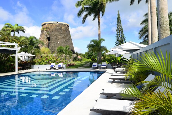 Piscine extérieure, parasols de plage, chaises longues