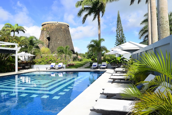 Piscine extérieure, parasols de plage, chaises longues