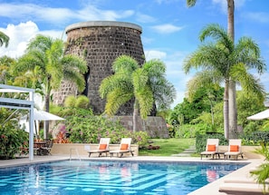 Hồ bơi ngoài trời, dù/ô trên bãi biển/hồ bơi, ghế dài tắm nắng 