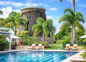 室外游泳池，池畔遮阳伞，日光浴躺椅