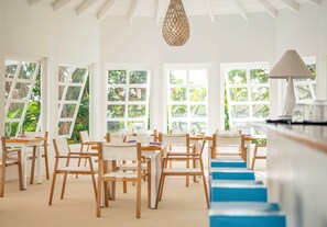 3 restaurantes; se sirven comidas y cenas