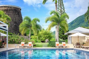 Hồ bơi ngoài trời, dù/ô trên bãi biển/hồ bơi, ghế dài tắm nắng 