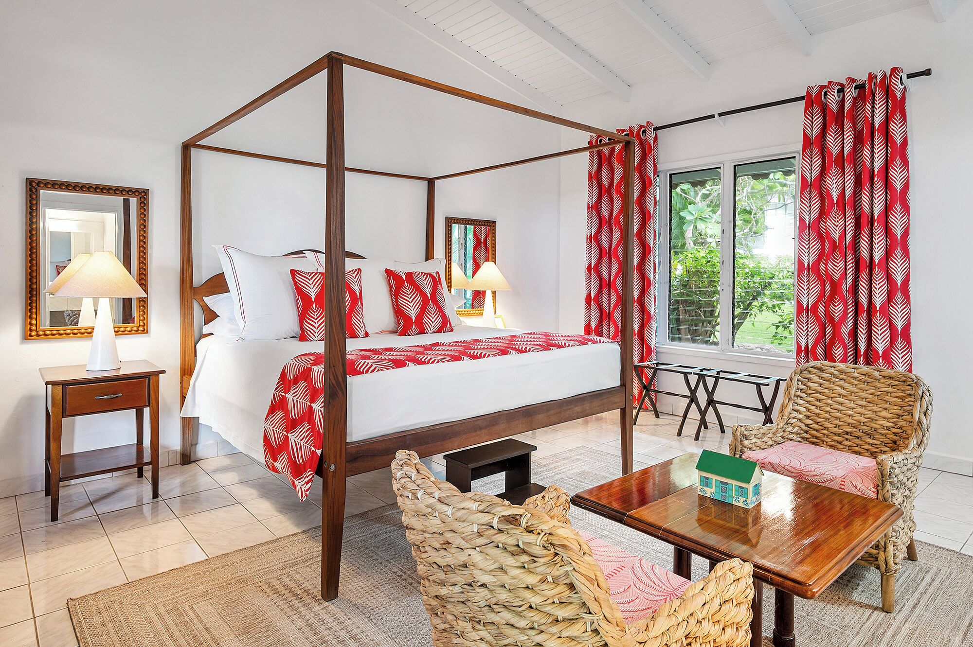 Phòng Premier | Bộ đồ giường cao cấp, minibar, két bảo mật tại phòng, bàn 