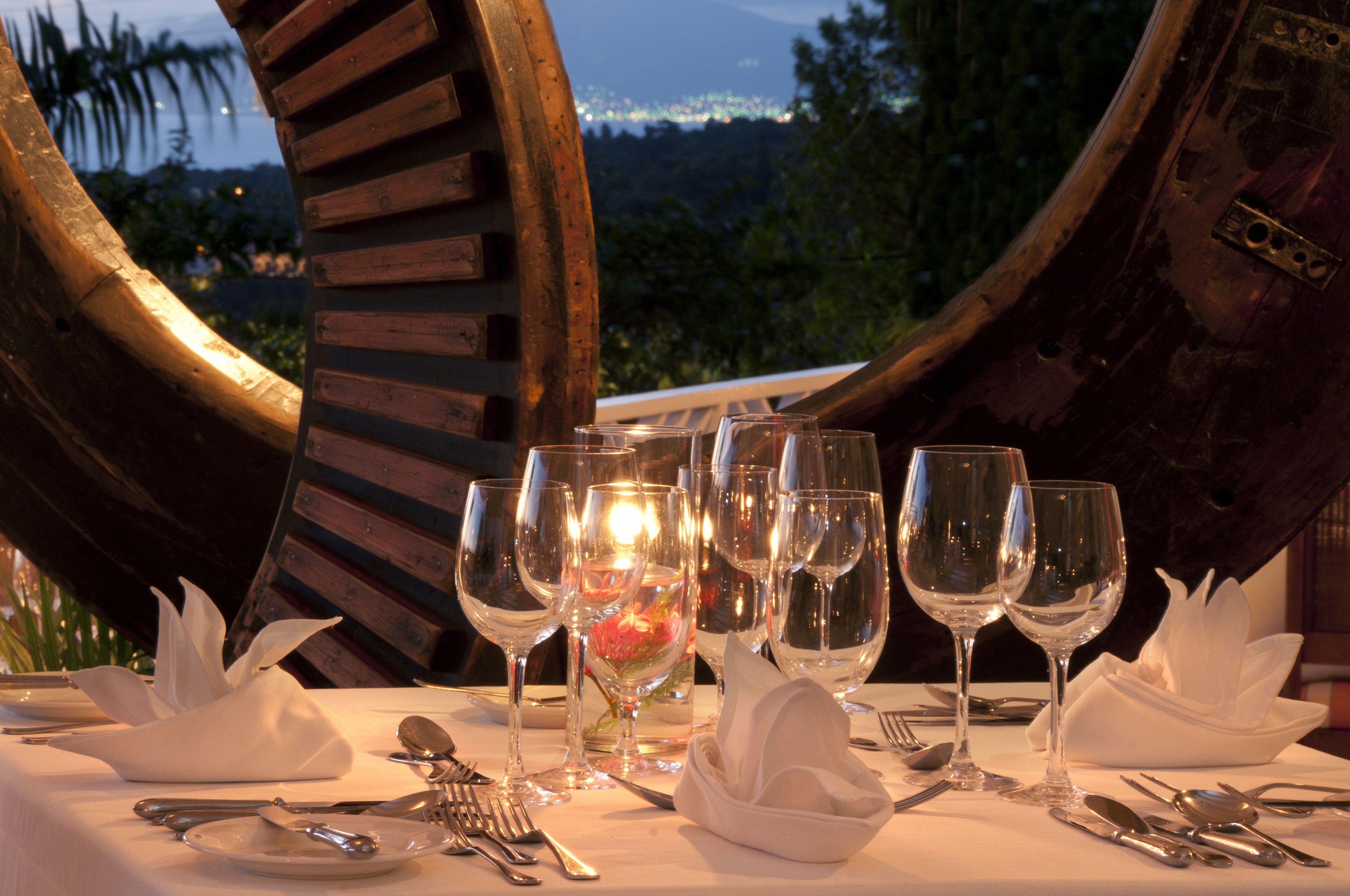 3 间餐厅，供应午餐和晚餐，加勒比菜