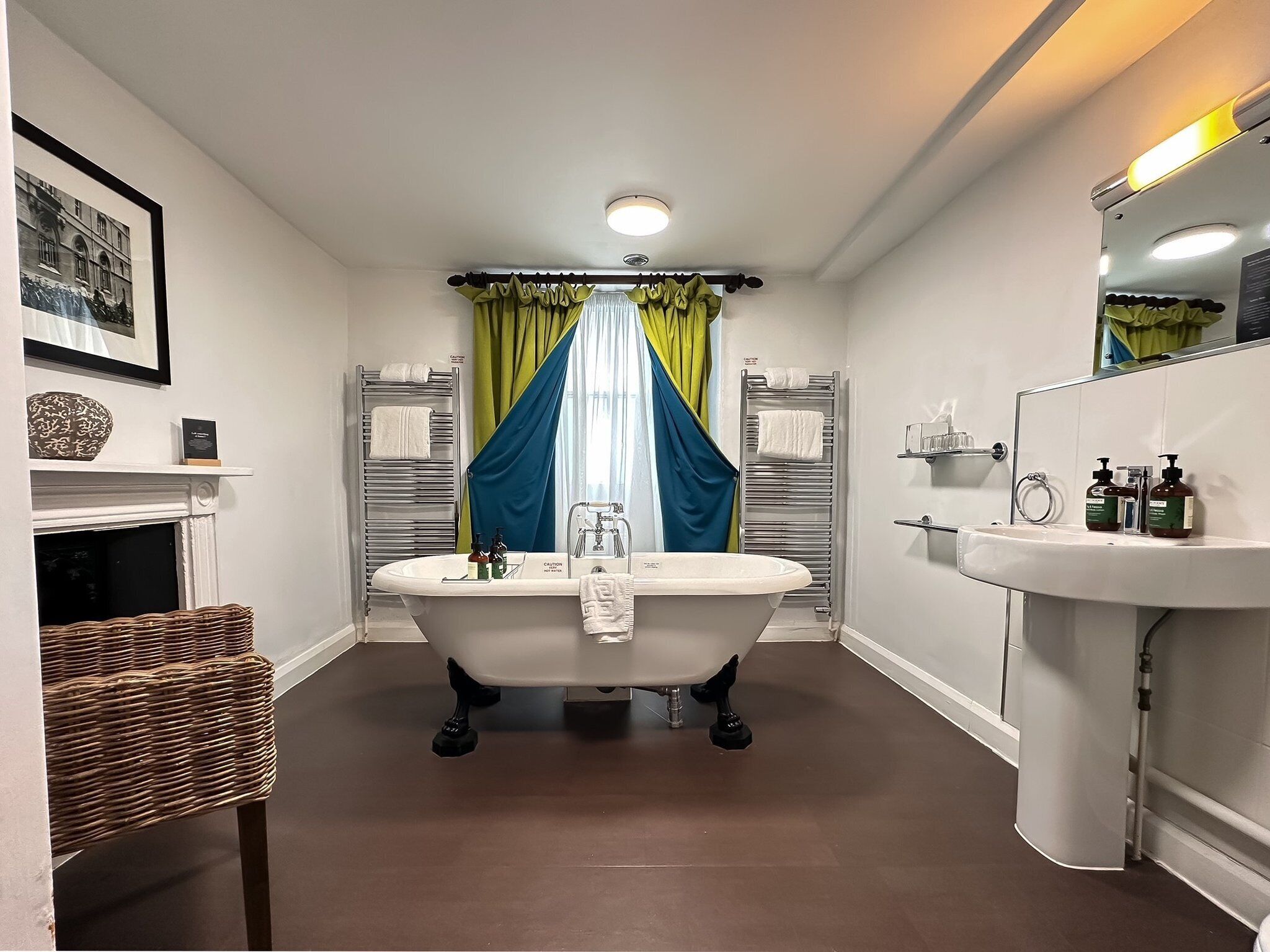 standard room, 1 queen bed | bathroom | combined shower/bathtub, eco-friendly toiletries, hair dryer, towels