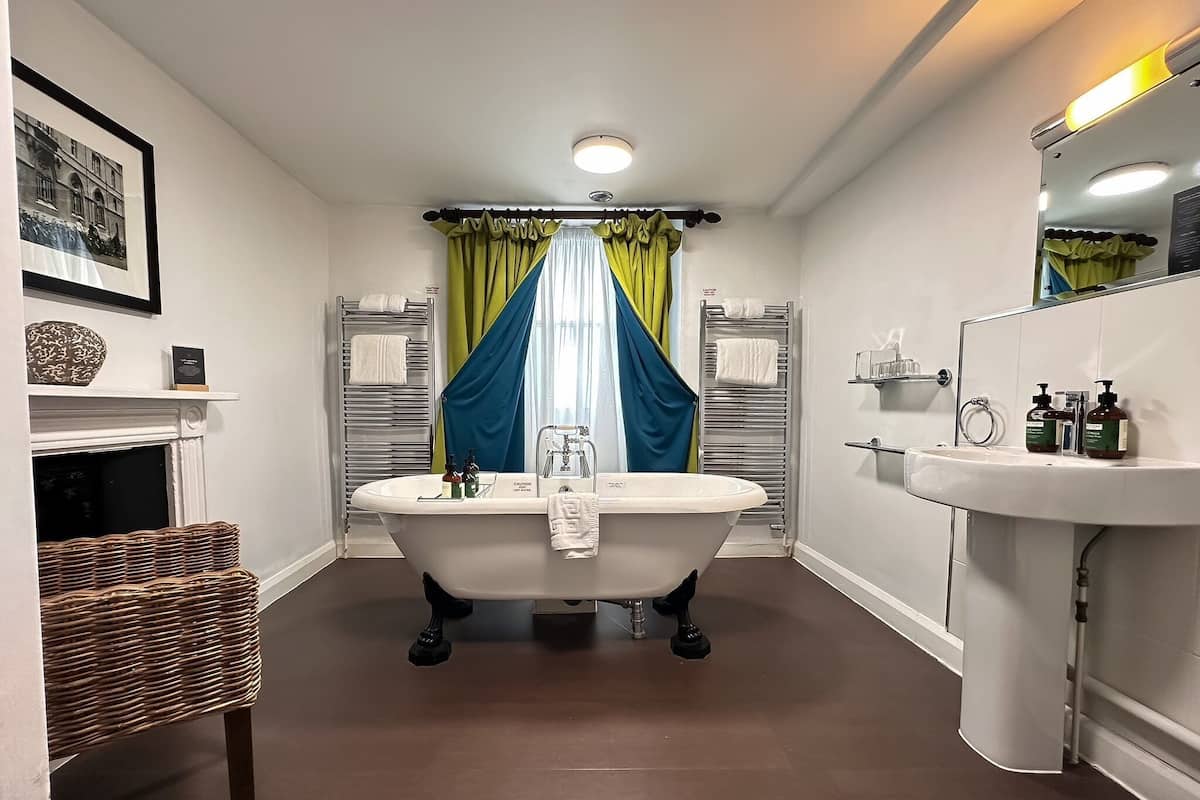 standard room, 1 queen bed | bathroom | combined shower/bathtub, eco-friendly toiletries, hair dryer, towels