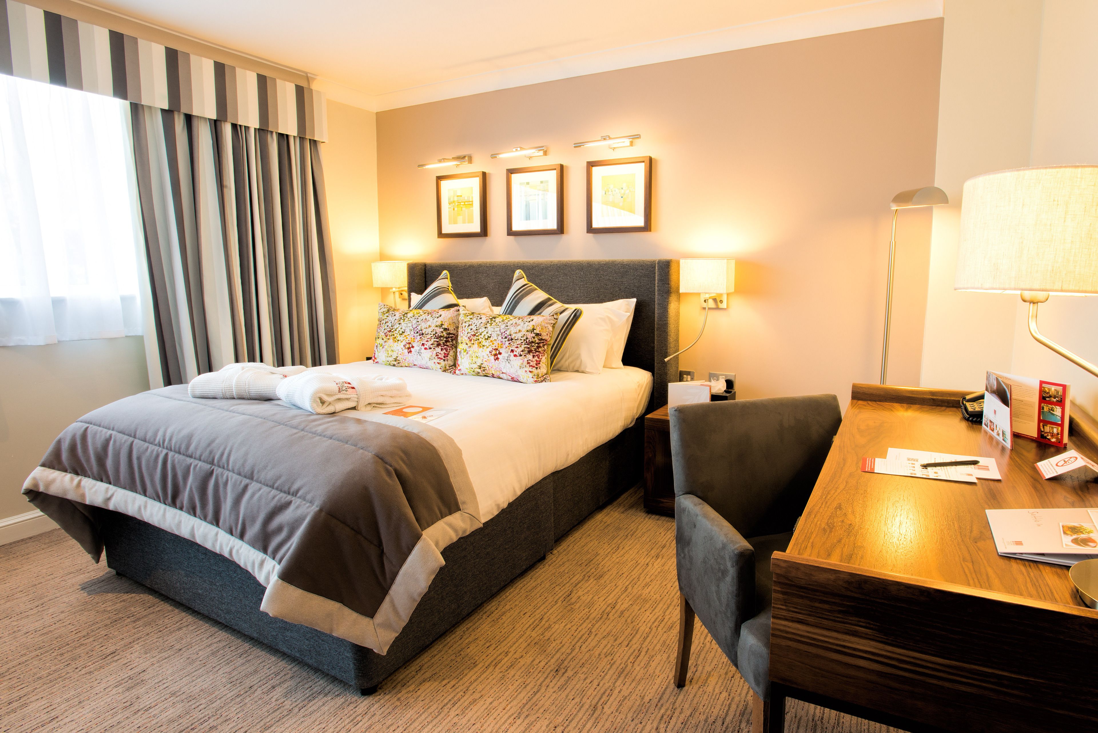 Luxe beddengoed, een kluis op de kamer, een bureau