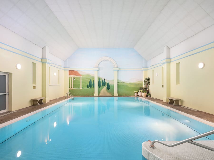Una piscina cubierta