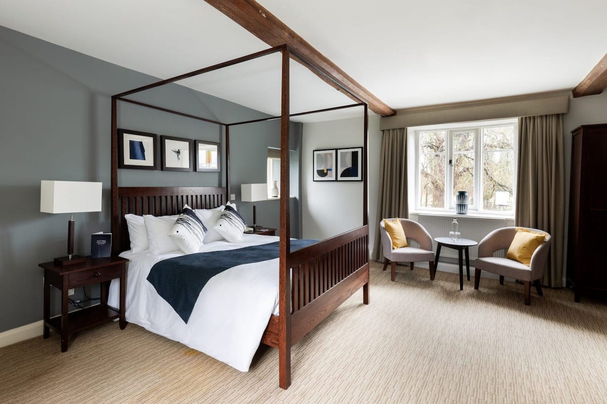 standard room, 1 queen bed | premium bedding, in-room safe, desk, blackout curtains